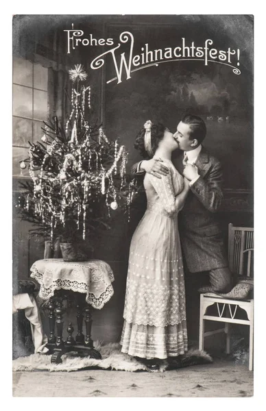Pareja joven celebrada con árbol de navidad Vintage picture — Foto de Stock