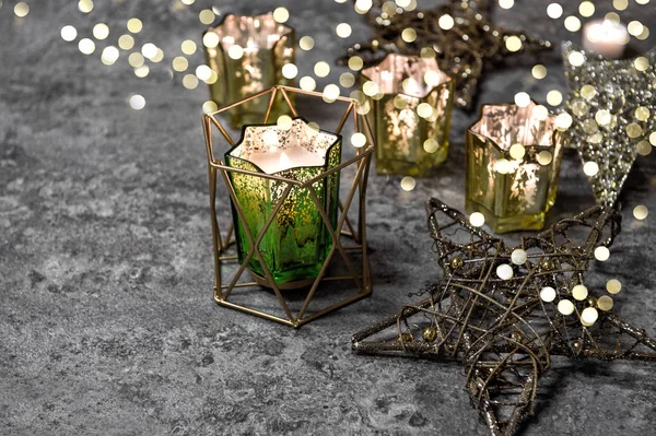 Weihnachtssterne Dekoration brennende Kerzen goldene Lichter — Stockfoto