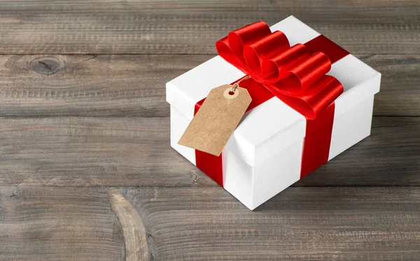 Geschenk box rood lint boog label decoratie — Stockfoto