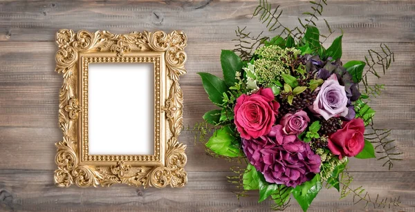 Cornice dorata e fiori di rosa. Mockup stile vintage — Foto Stock