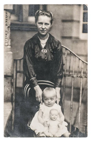 Mãe bebê boneca vestindo roupas vintage Foto velha — Fotografia de Stock