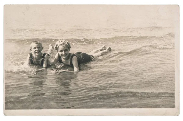 Παλιά φωτογραφία τα παιδιά στη θάλασσα εικόνα παλιάς χρονολογίας — Φωτογραφία Αρχείου