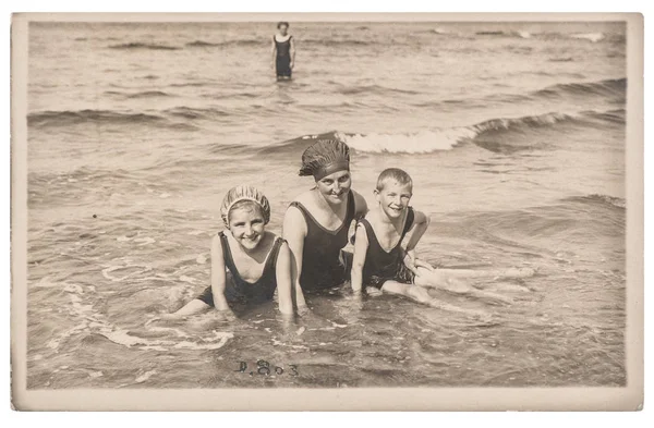 Старые фото матери детей на море Винтажное фото — стоковое фото