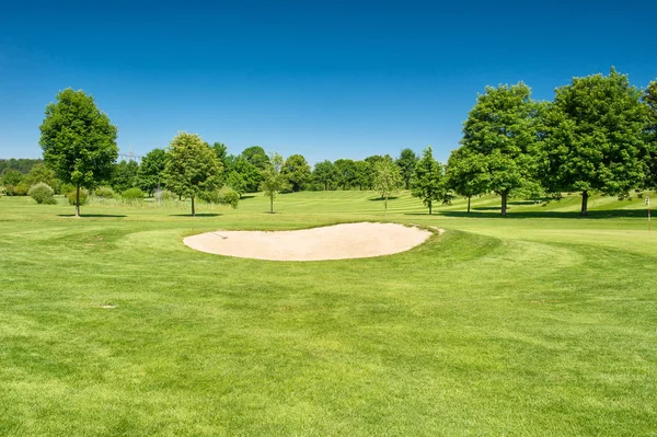 ゴルフ場風景グリーン フィールドの美しい青い空 — ストック写真