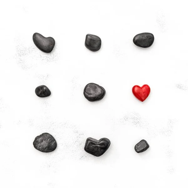 Aşk Sevgililer günü kırmızı kalp siyah taşlar — Stok fotoğraf