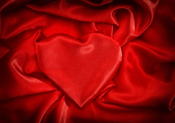 Κόκκινο σατέν σε σχήμα καρδιάς ημέρα του Αγίου Βαλεντίνου αγάπη — Φωτογραφία Αρχείου