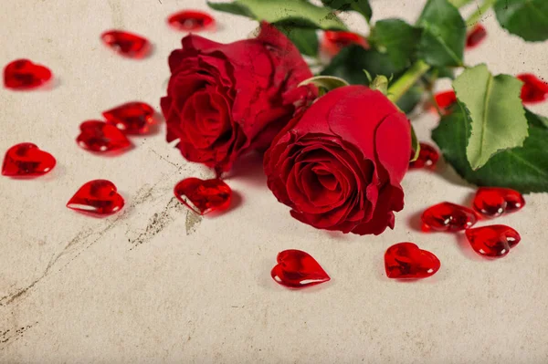 Rode roos bloemen boeket Vintagetoned foto papier effect gebruikt — Stockfoto