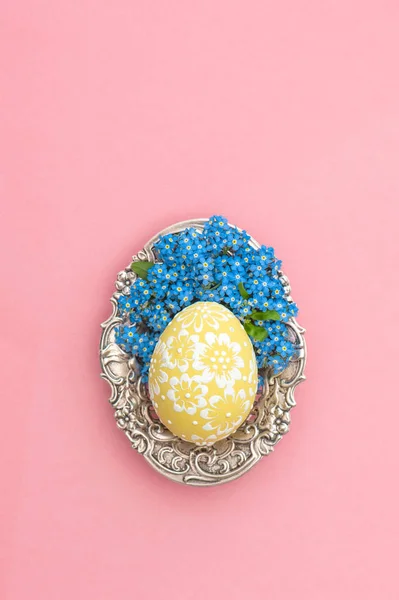 부활절 달걀 장식 잊지 나 하지 분홍색 꽃 배경 — 스톡 사진