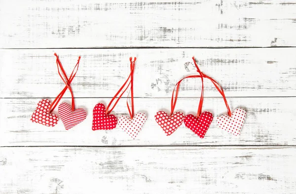 Corazones rojos fondo de madera Día de San Valentín decoración —  Fotos de Stock