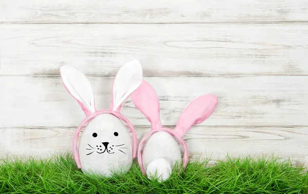 Rolig påsk kaniner grönt gräs ägg dekoration — Stockfoto