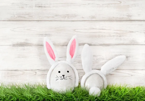 Funny bunnies green grass Easter eggs decoration — Stock Photo, Image