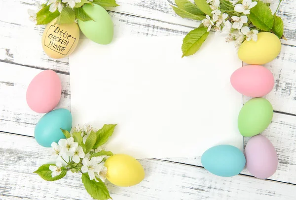 Huevos de Pascua decoración Flores de cereza tarjeta de papel blanco —  Fotos de Stock
