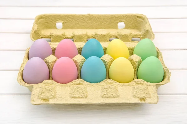 Цветные пасхальные яйца в коробке украшения — стоковое фото