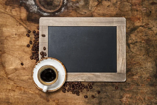 Schwarzer Kaffee Vintage-Tafel rustikalen Holzhintergrund — Stockfoto