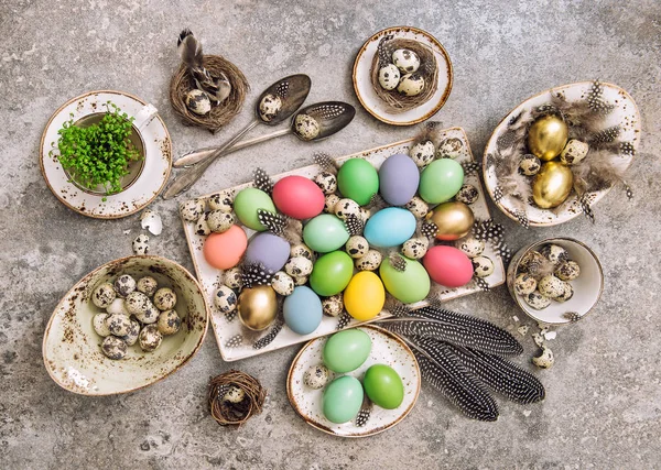 Pasen decoratie gekleurde eieren veer plat lag — Stockfoto