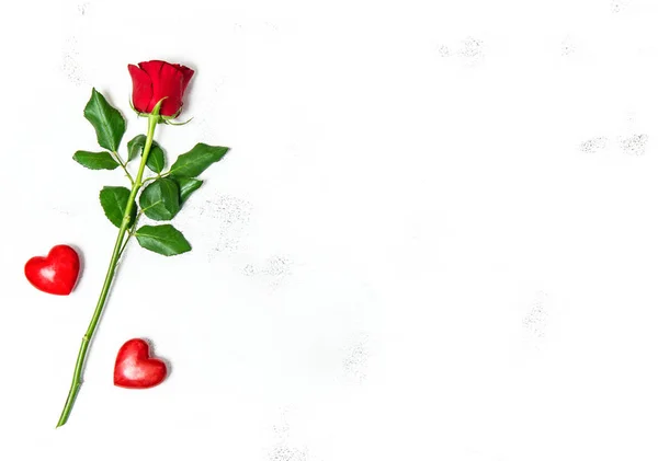 Ημέρα του Αγίου Βαλεντίνου κόκκινο τριαντάφυλλο λουλούδι διακόσμηση καρδιές αγάπη — Φωτογραφία Αρχείου