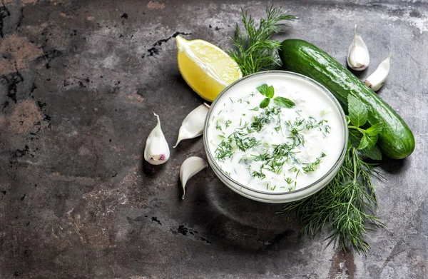 Tzatziki saus kruiden groenten eten achtergrond — Stockfoto