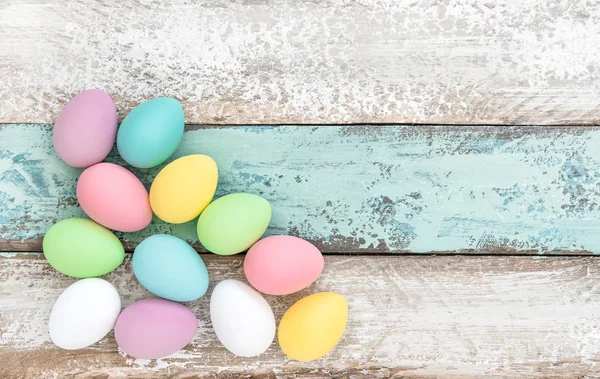 Páscoa ovos decoração fundo de madeira — Fotografia de Stock