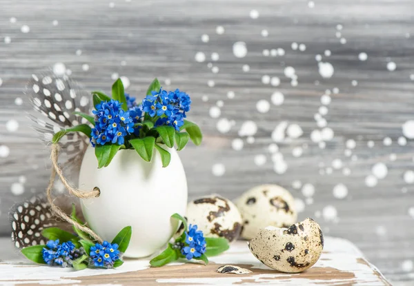 Vergeet me niet bloemen ei shell Pasen decoratie — Stockfoto