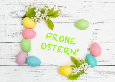 Paskalya yumurta dekorasyon kiraz çiçekleri beyaz kağıt Frohe Ostern