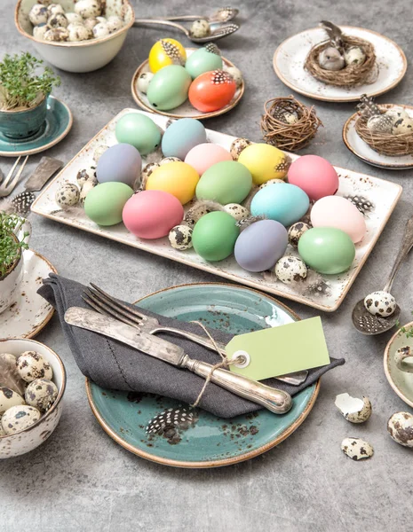 Pascua bodegón mesa lugar ajuste decoración huevos de colores — Foto de Stock