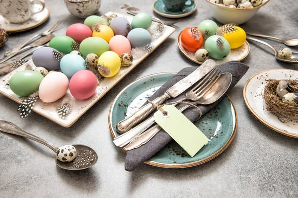 부활절 장식 다채로운 계란 녹색 식물 휴일 배경 — 스톡 사진