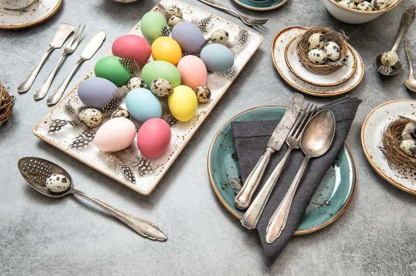 Lugar de la mesa festiva decoración Pascua naturaleza muerta —  Fotos de Stock