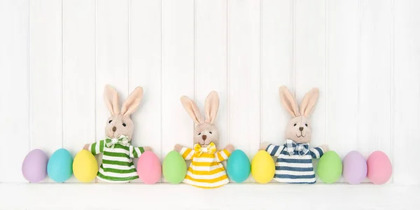 Pascua decoración huevos divertido conejitos madera fondo —  Fotos de Stock