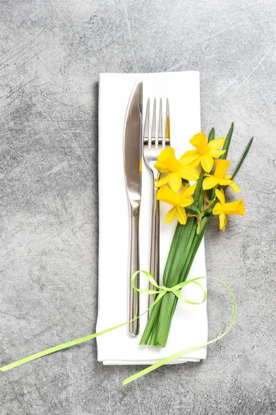 Vork mes servet voorjaar narcissen bloemen decoratie — Stockfoto