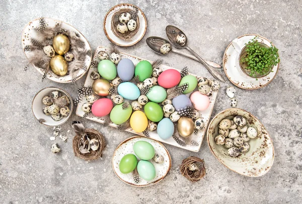 Färgade påsk ägg bordsdekoration platt låg — Stockfoto