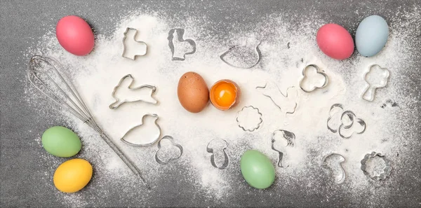 Biscoitos ingredientes ovos coloridos fundo de comida Páscoa — Fotografia de Stock