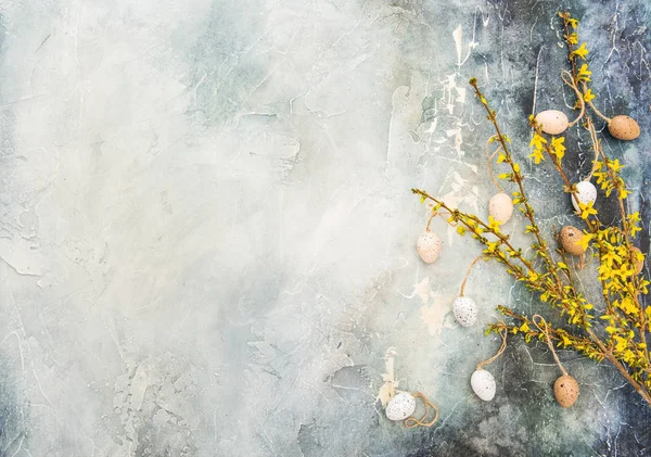 Πασχαλινά αυγά διακόσμηση forsythia ανοιξιάτικα λουλούδια — Φωτογραφία Αρχείου