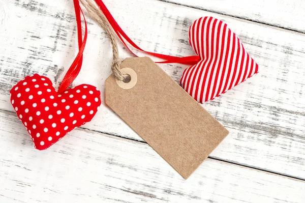 Corações vermelhos decoração papel tag conceito do amor — Fotografia de Stock