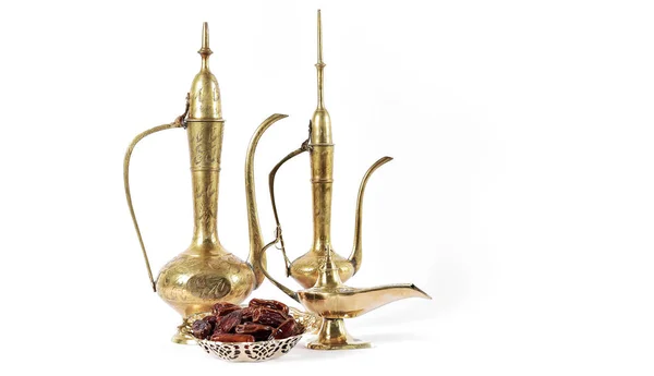 Árabe pratos tradicionais panelas datas frutas decoração Ramadã k — Fotografia de Stock