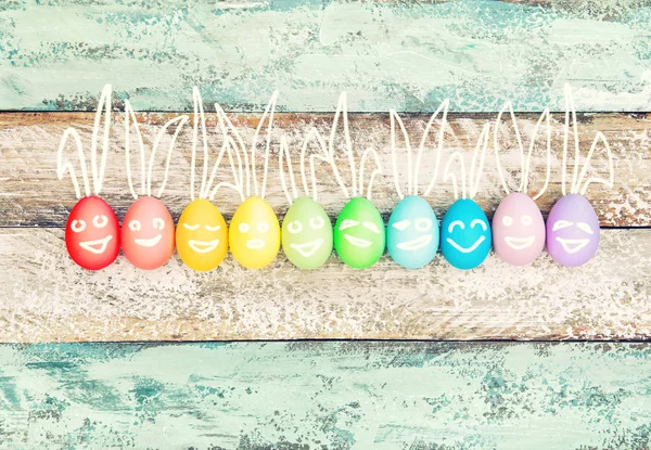 Coelhos engraçados sorrindo Páscoa ovos decoração Vintage tonificado — Fotografia de Stock