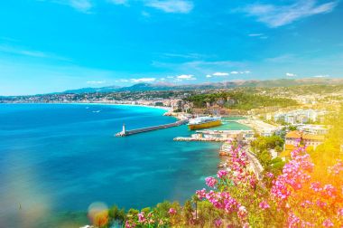 Güzel şehir Fransız Rivierası Akdeniz ışık sızıntıları