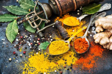 Asya baharat karanlık tablo arka plan köri zerdeçal zencefil defne lea