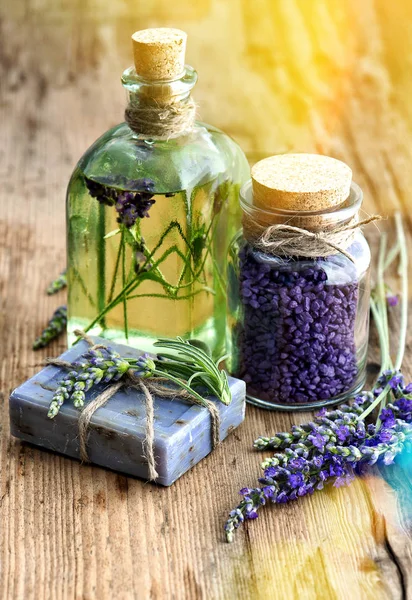 Växtbaserade tvål lavendel massage olja bath salt blommor vintage tonas — Stockfoto