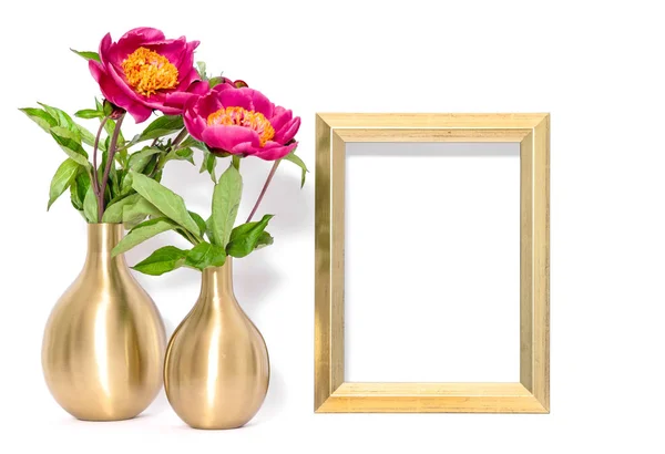 กรอบรูปสีทอง ดอกไม้ดอกโบตั๋นสีชมพู — ภาพถ่ายสต็อก