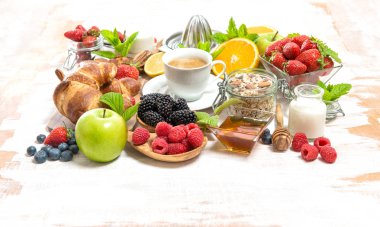 Meyve sağlıklı kahvaltı croissants müsli kahve taze çilek 