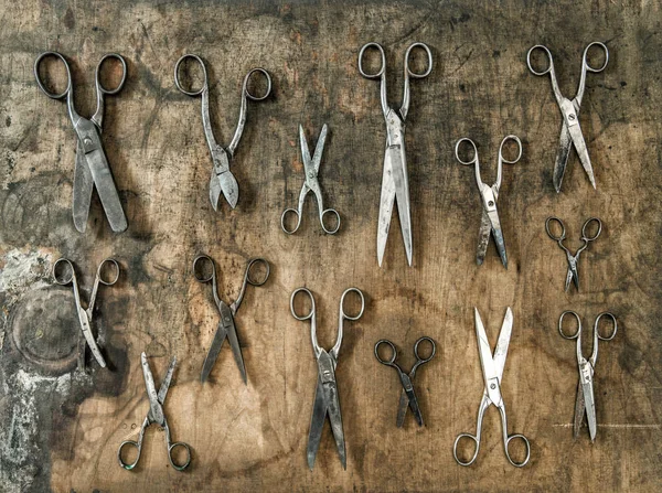 Ročník nůžky dřevěné pozadí památkové objekty — Stock fotografie