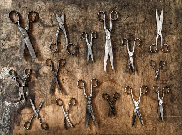 Antique zardzewiały nożyczki drewnianej tło Vintage akcesoria — Zdjęcie stockowe
