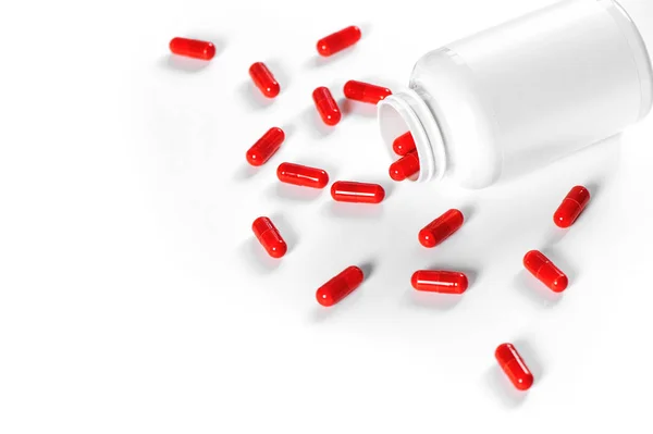 Червоні таблетки білий фон детоксикації здоров'я — стокове фото