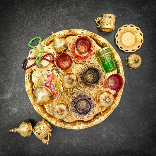 Zlatý čaj dekorace arabské tradiční pokrmy — Stock fotografie