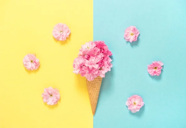 Pembe çiçekler Floral düz yatıyordu kiraz çiçeği dondurma waffle — Stok fotoğraf