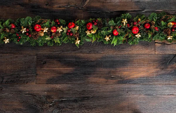 Decorazione di Natale ornamenti rami di pino sfondo in legno — Foto Stock