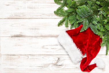 Noel süslemesi yeşil çam ağacı dalları ahşap arka plan