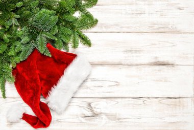 Noel süsü kırmızı Noel Baba şapkası yeşil çam ağacı dalları