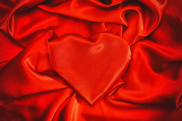 Καρδιά σχήμα κόκκινο μετάξι φόντο Αγάπη Ημέρα του Αγίου Βαλεντίνου — Φωτογραφία Αρχείου