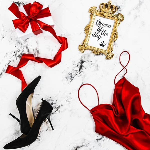 Gift box red dress black high heels Shopping fashion flat lay — Stock Photo, Image